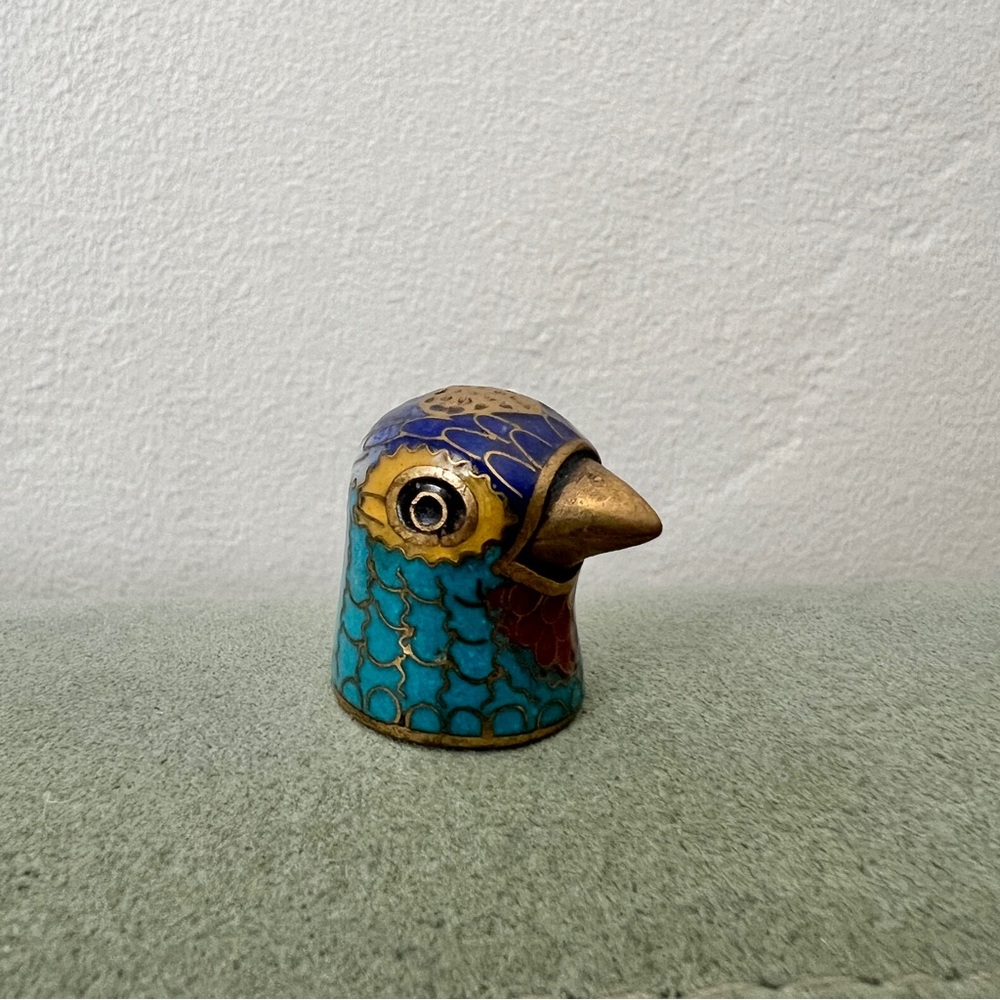 Vintage cloisonné colorful brass pidgeon parrot bird thimble sewing mid century - Picture 2 of 8
